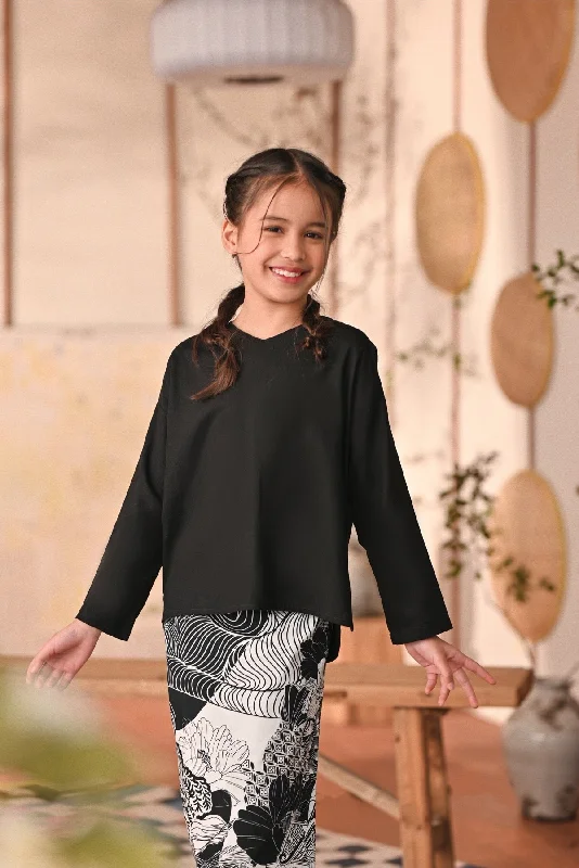 The Heiwa Selesa Blouse - Black Soft Modal Blouse