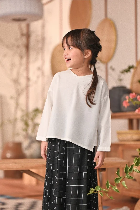 The Heiwa Selesa Blouse - White Feminine Pastel Blouse