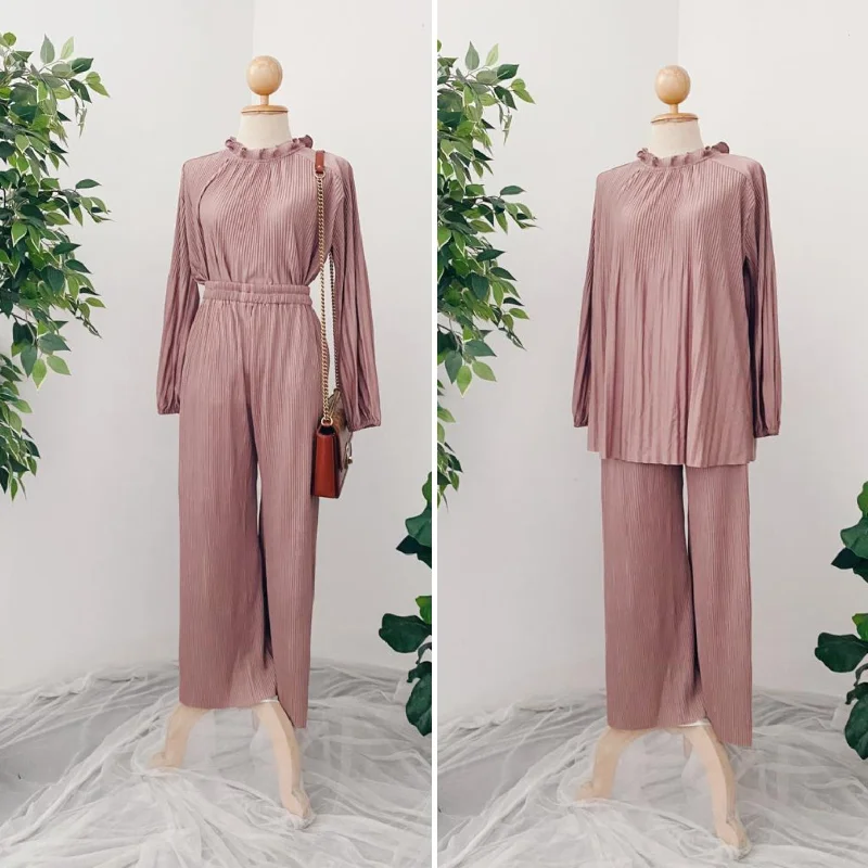Pleated Set Pants & Top's Classic Stretch Pants